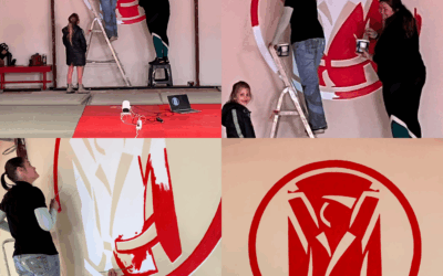 Het nieuwe logo staat op de muur